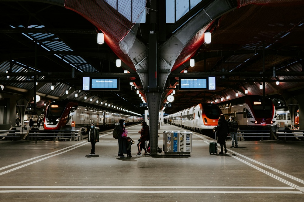 Schiphol als startpunt, maar zonder vliegtuig: zo reis je per trein richting de Zwitserse Alpen